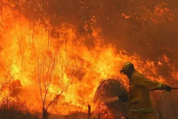Carlos Paz: 26 evacuados y tres bomberos heridos en incendios forestales