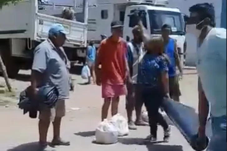 Empleada municipal maltrató a un hombre que perdió su casa en el sismo: la suspendieron