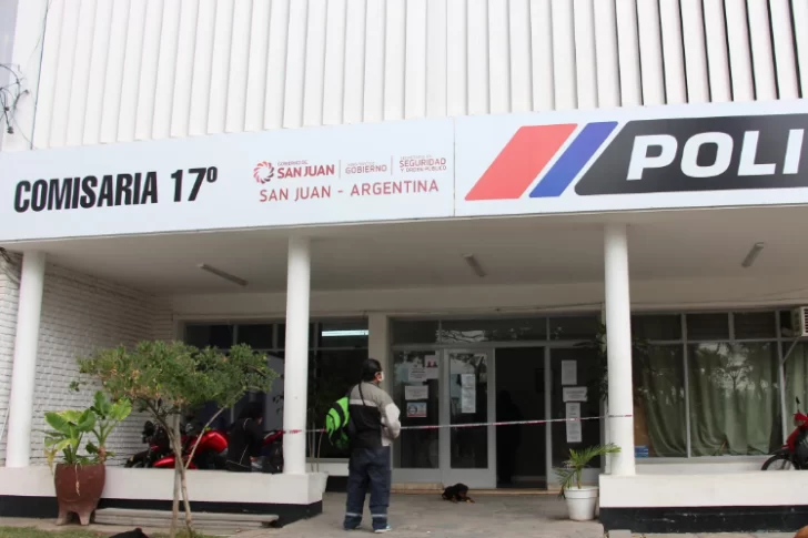 Una mujer quedó detenida por atacar a sus hijos de 19 y 24 años en plena calle