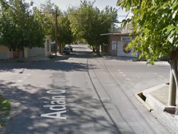 Iban tres en una moto y chocaron con un auto: un niño terminó con las piernas quebradas Iban tres en una moto y chocaron con un auto: un niño terminó con las piernas quebradas