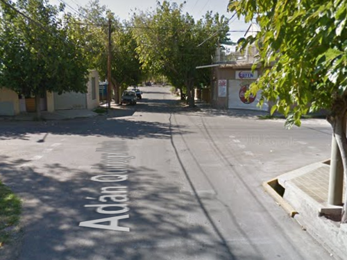 Iban tres en una moto y chocaron con un auto: un niño terminó con las piernas quebradas Iban tres en una moto y chocaron con un auto: un niño terminó con las piernas quebradas