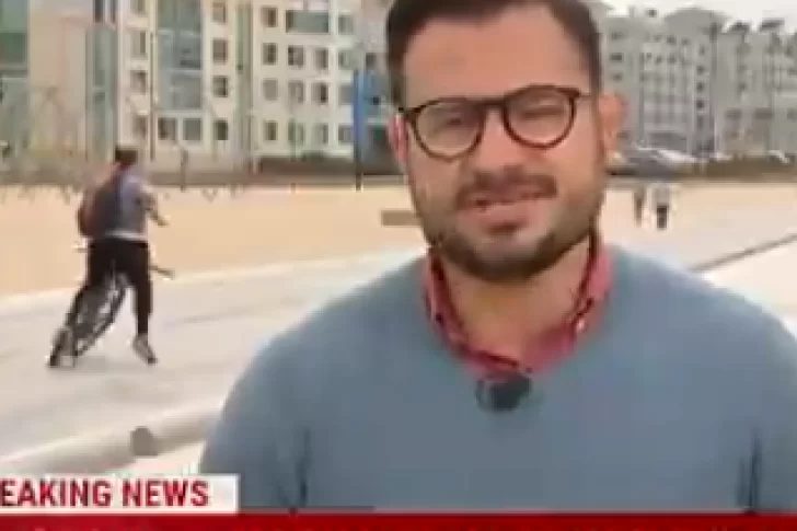 Intentó tomarse una selfie mientras iba en la bici, se cayó y salió en el noticiero