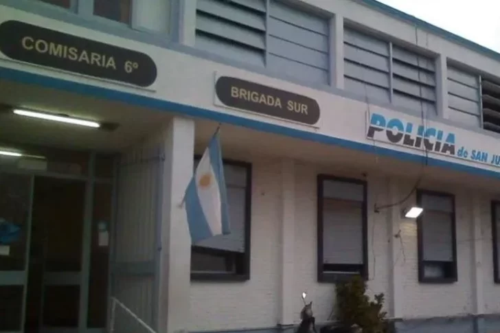 Siete jóvenes terminaron en una comisaría por estar reunidos en horario prohibido