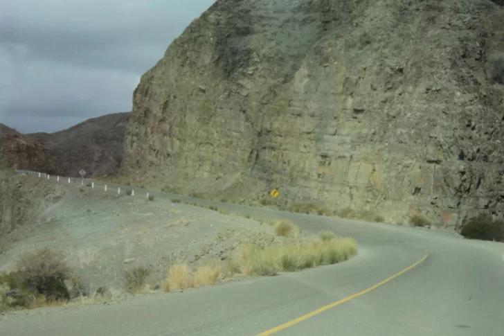 La caída de rocas genera complicaciones en el suministro eléctrico de Calingasta