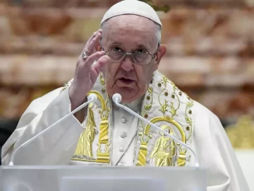 El Papa restringe la posibilidad de celebrar misas en latín porque “aumenta las distancias”