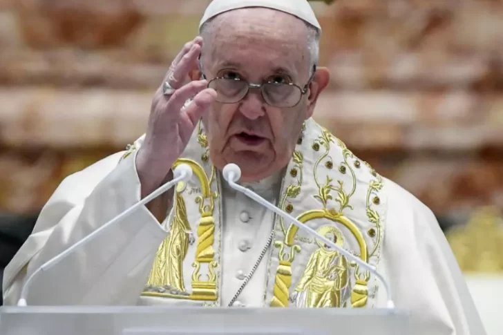 El Papa restringe la posibilidad de celebrar misas en latín porque “aumenta las distancias”