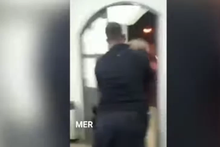 [VIDEO] Cuatro policías fueron separados por agredir a dos mujeres en una comisaría