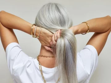 Cómo pasar de pelo teñido a llevar canas sin morir en el intento