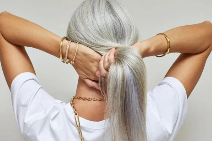 Cómo pasar de pelo teñido a llevar canas sin morir en el intento