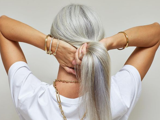Cómo pasar de pelo teñido a llevar canas sin morir en el intento
