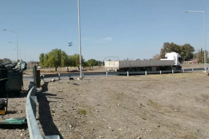 Perdió el control y volcó en la rotonda del Monumento al Gaucho