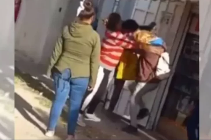 Una discusión en el “chat de mamis” terminó con una pelea frente al colegio de sus hijas