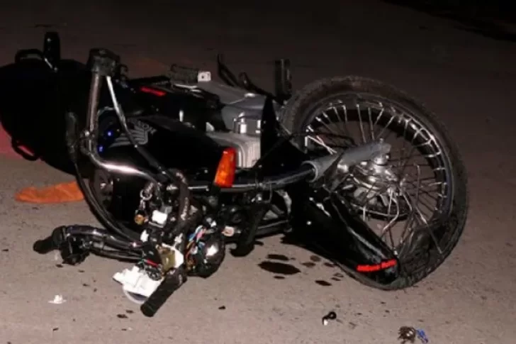 Un joven de 21 años circulaba en moto, sufrió una caída y murió antes de llegar al hospital