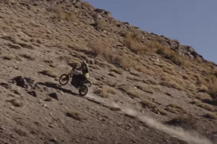 Denuncia por un deportista español que hizo motociclismo en la cima del Mercedario