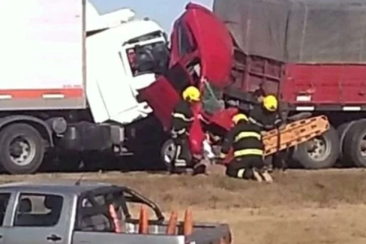 Choque en cadena dejó a dos autos aplastados por camiones y murieron 4 personas