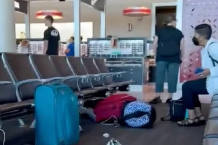 Pánico en un aeropuerto de Estados Unidos: una mujer entró con un arma y comenzó a disparar