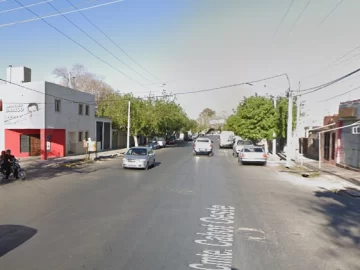 Por el choque entre un auto y una moto, una peatón tuvo que ser hospitalizada