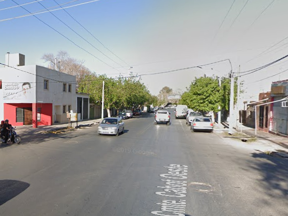 Por el choque entre un auto y una moto, una peatón tuvo que ser hospitalizada