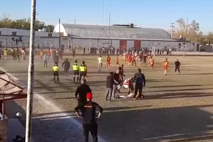 [VIDEO] Brutal pelea entre jugadores en una cancha sanjuanina