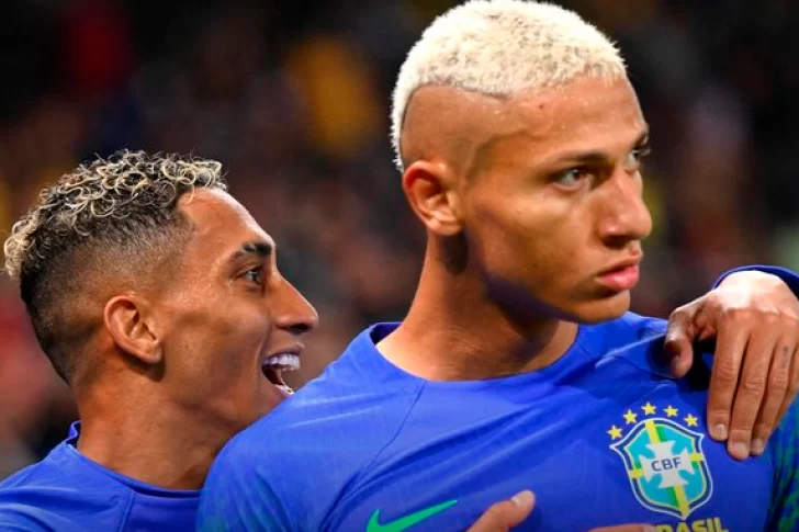 Lamentable: le arrojaron una banana a Richarlison mientras festejaba un gol de Brasil