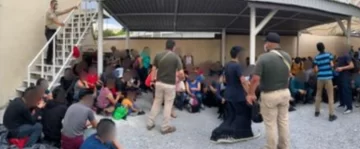 Hallan a más de 300 migrantes en condiciones infrahumanas en una casa