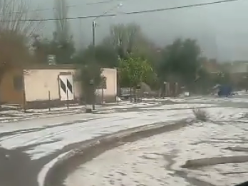 Terrible caída de granizo dejó un manto blanco en el suelo de la zona Oeste de Sarmiento
