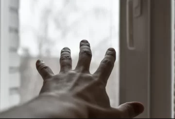 Se mostró desnudo ante una amiga de su hija y buscó quedarse solo con ella: no irá preso