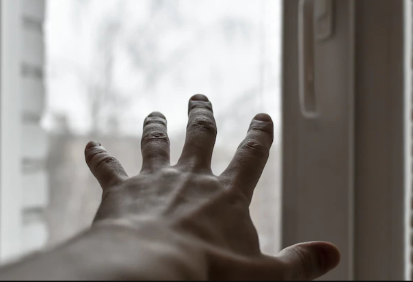 Se mostró desnudo ante una amiga de su hija y buscó quedarse solo con ella: no irá preso