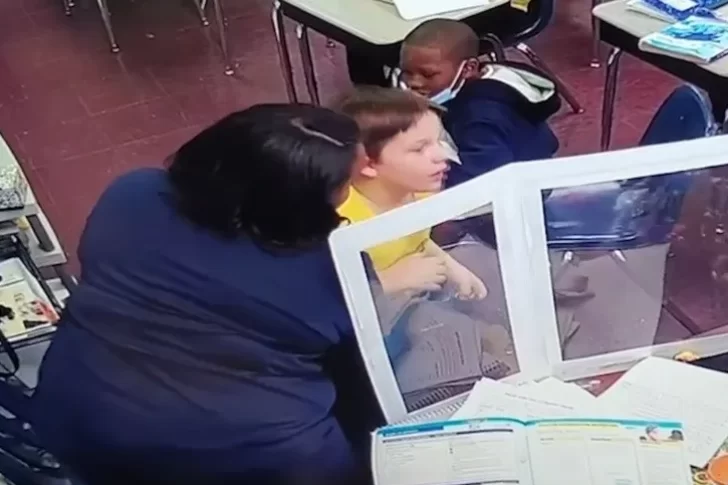 Una maestra logró salvarle la vida a un alumno que se ahogaba con una tapita de plástico