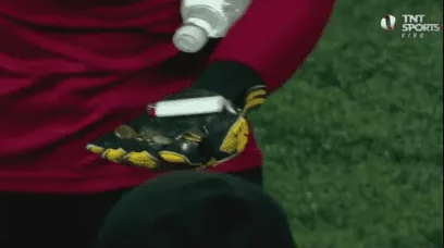 Lo agredieron con monedas en pleno partido y embolsó 1.700 pesos chilenos