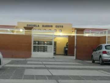 Tres chicas se pelearon en la puerta de la escuela y una de ellas terminó en el hospital Tres chicas se pelearon en la puerta de la escuela y una de ellas terminó en el hospital