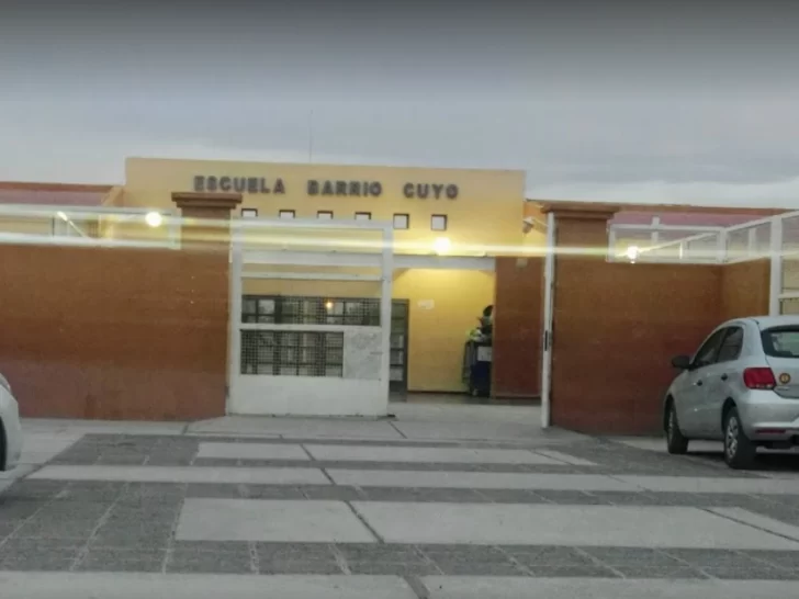 Tres chicas se pelearon en la puerta de la escuela y una de ellas terminó en el hospital Tres chicas se pelearon en la puerta de la escuela y una de ellas terminó en el hospital