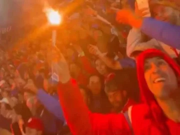 Hinchas quemados por una bengala y un bebé herido en Estudiantes-Nacional