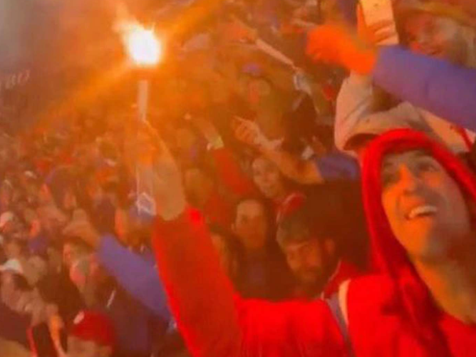 Hinchas quemados por una bengala y un bebé herido en Estudiantes-Nacional