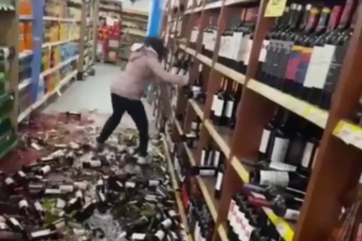 La echaron de un supermercado, fue a reclamar una deuda y destruyó la góndola de vinos