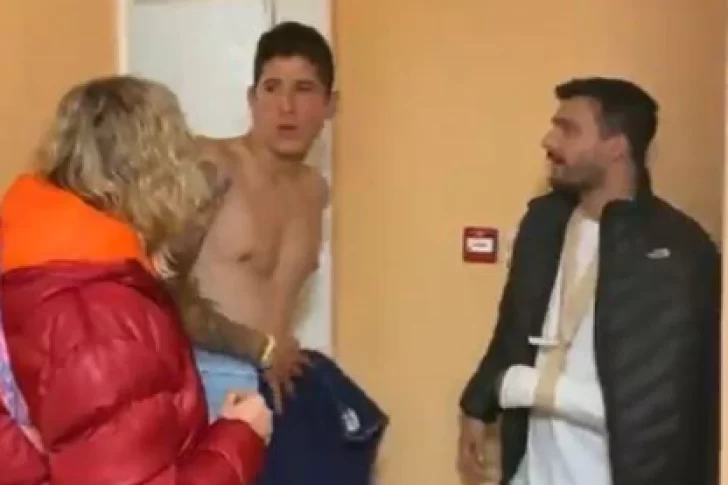 Su mamá lo visitó de sorpresa en Irlanda y él se desmayó de la emoción