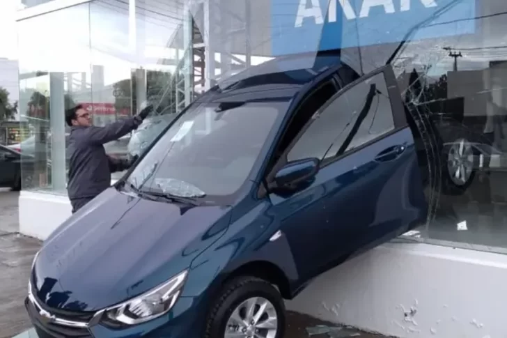 Le sacó el freno de mano a un auto 0km y lo estrelló contra la vidriera de la concesionaria