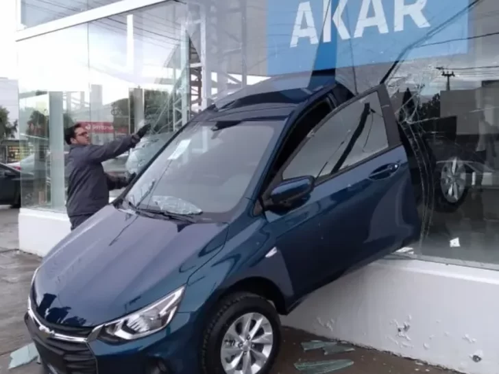 Le sacó el freno de mano a un auto 0km y lo estrelló contra la vidriera de la concesionaria Le sacó el freno de mano a un auto 0km y lo estrelló contra la vidriera de la concesionaria