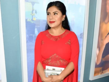 Aerolínea pidió a una mujer cubrir su escote para subir a un avión y expulsó a quien la defendió Aerolínea pidió a una mujer cubrir su escote para subir a un avión y expulsó a quien la defendió