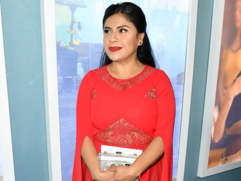 Aerolínea pidió a una mujer cubrir su escote para subir a un avión y expulsó a quien la defendió Aerolínea pidió a una mujer cubrir su escote para subir a un avión y expulsó a quien la defendió