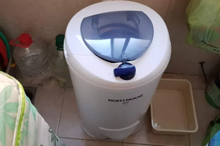 Un bebé metió la mano al secarropas y se fracturó