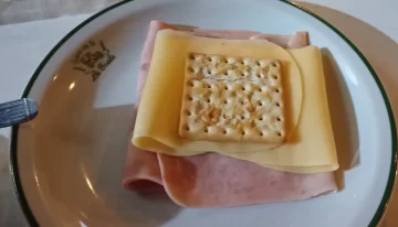 Pidió una galletita con jamón y queso, compartió el precio en las redes y se volvió viral