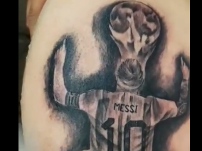 Se tatuó a Lionel Messi campeón del mundo y generó una catarata de críticas Se tatuó a Lionel Messi campeón del mundo y generó una catarata de críticas