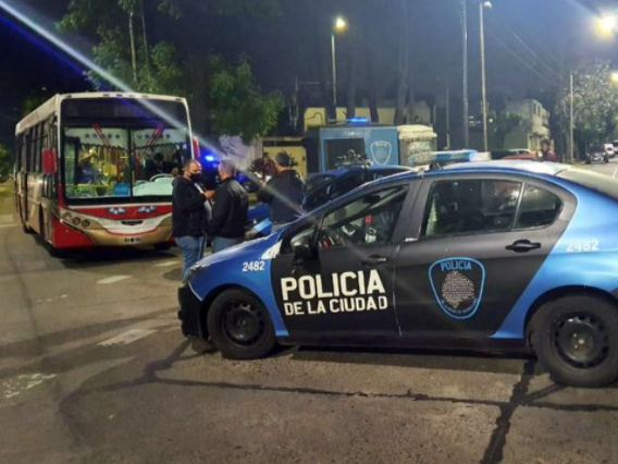 Una policía mató de un tiro a un chico de 15 años que subió a robar a un colectivo Una policía mató de un tiro a un chico de 15 años que subió a robar a un colectivo
