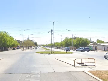 Iba en moto y se fracturó la pierna al impactar con un auto Iba en moto y se fracturó la pierna al impactar con un auto