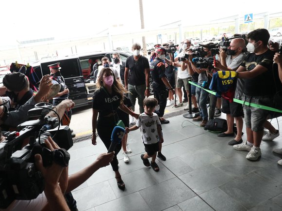 El mensaje de Antonela y Messi desde el avión a París: “Hacia una nueva aventura” El mensaje de Antonela y Messi desde el avión a París: “Hacia una nueva aventura”
