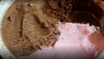 Compró un kilo de helado y encontró una “sorpresita” en medio del pote