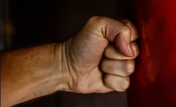 Desesperada pidió auxilio: su ex quería romper puertas y ventanas para entrar a su casa