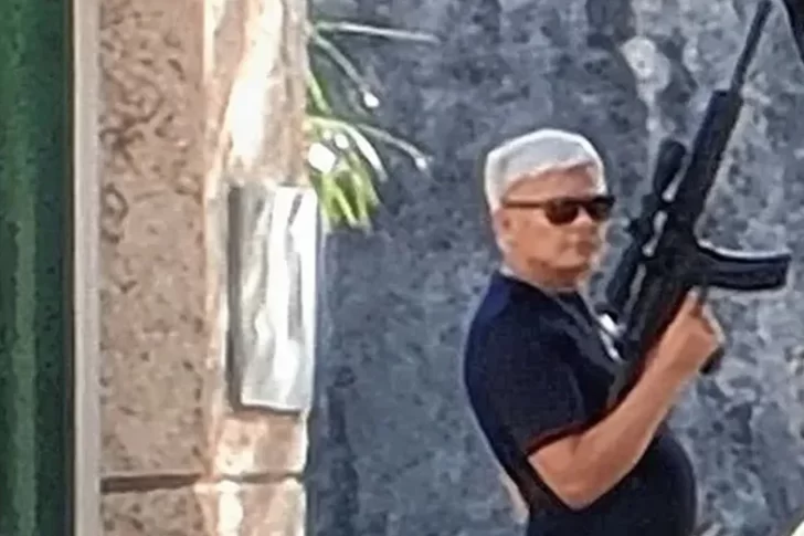 [VIDEOS] Un hombre disparó una carabina en plena calle e hirió a tres personas