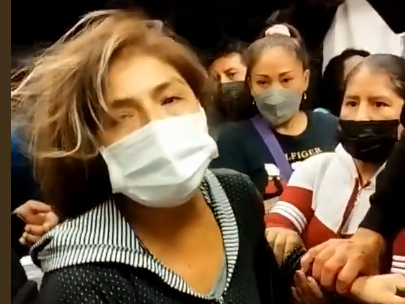 Encontró a su esposo con otra mujer en el tren y su violenta reacción se hizo viral